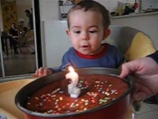 boubou souffle sa bougie de ses 2 ans!