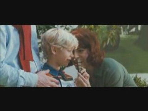 99f Jean Dujardin en Bad voit des publicités