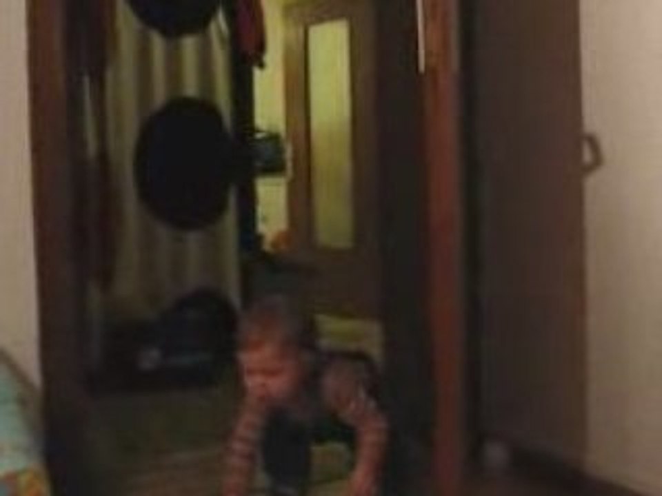 Mattéo se met debout tout seul