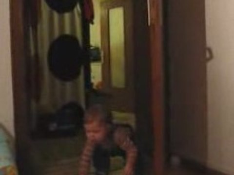 Mattéo se met debout tout seul