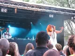 DJ Vadim feat. Yarah Bravo @ la tour prend l'air 2008