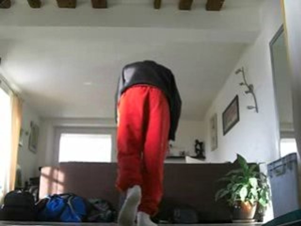 dyaln saute sur les main