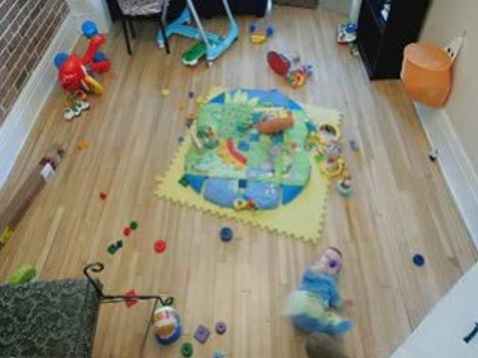 Un bébé joue avec ses jouets