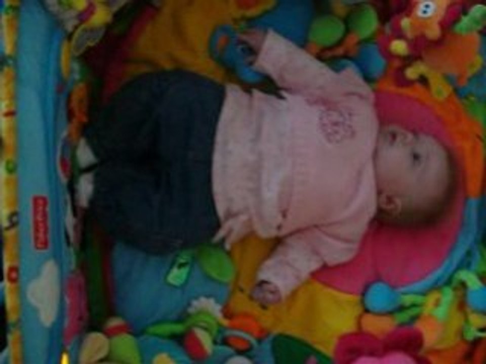 Manon et son piano de la ferme (2)