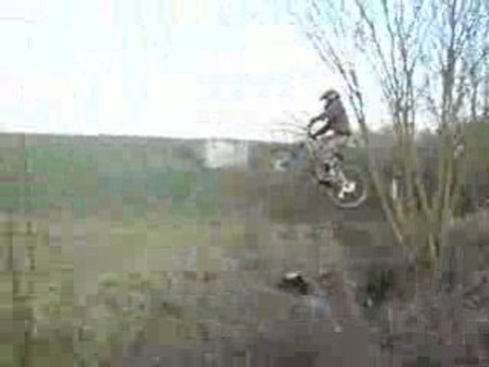 saut d'un canal de 7 metres