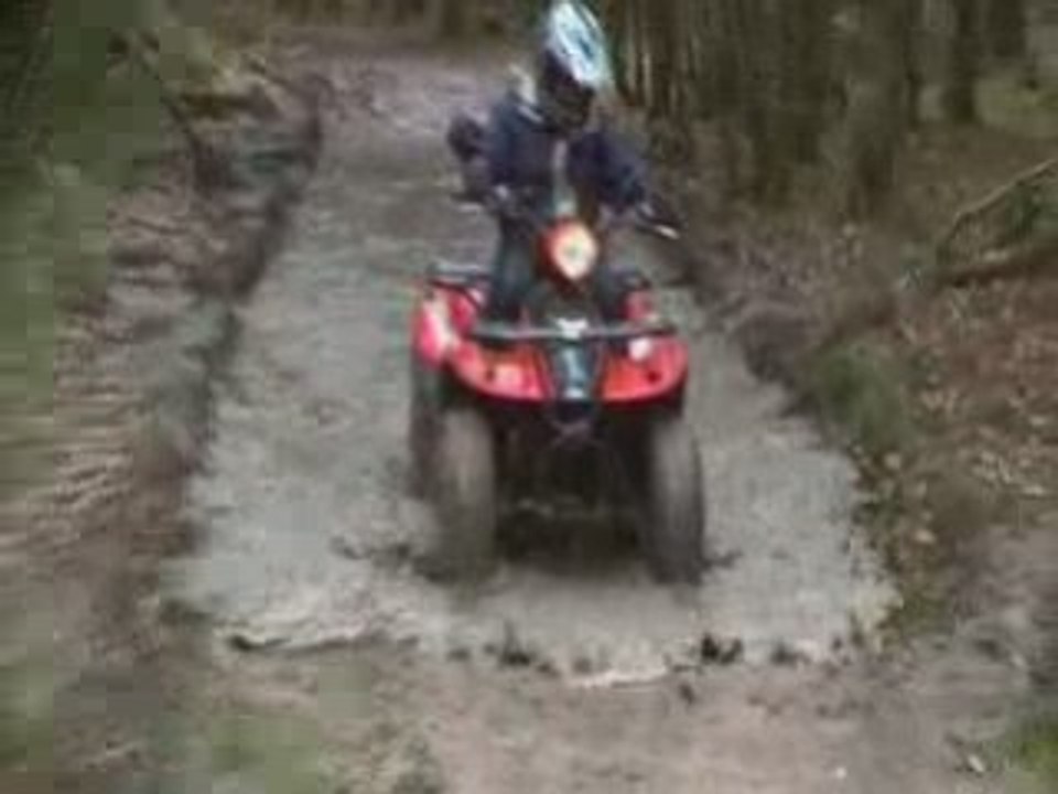 sophie passe son 1er bourbier !! (quad)
