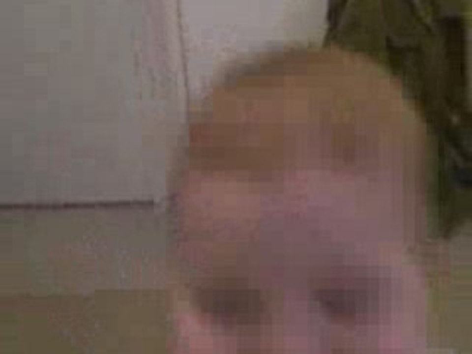 Victoira à 13 mois - Je marche!!!