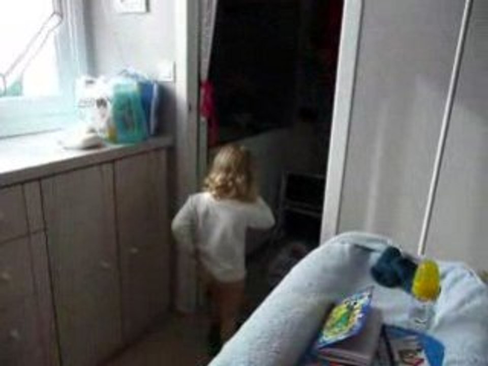 Inès au tél. avec sa maman