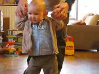 02_je marche avec papa (24janv)