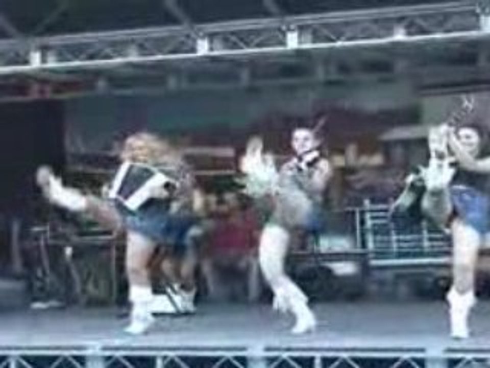 Country Sisters  live -Ghost Dance