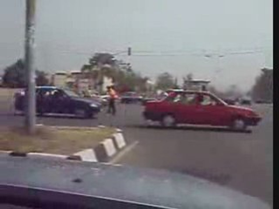 Policier Nigerian danse milieu rond point