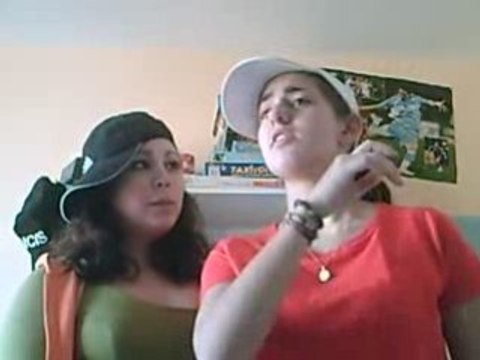 2 rappeuses clashant Miss Amanda