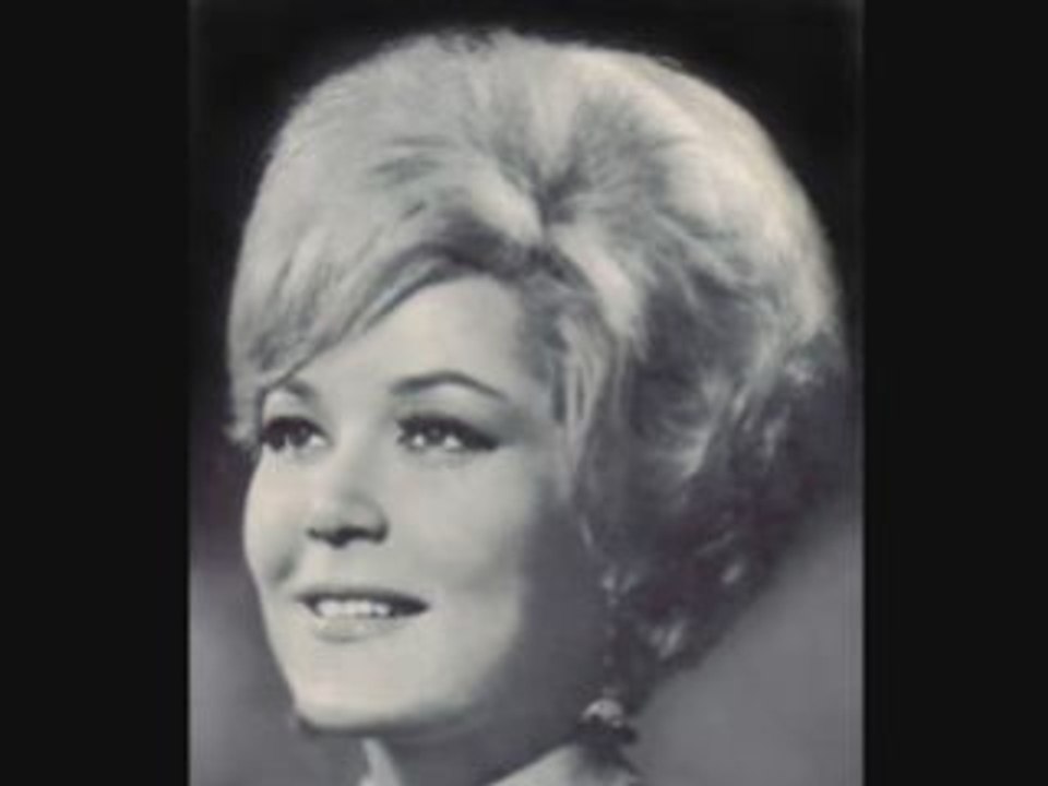 Nesrin SİPAHİ - Dönsende Artık Sevemem Seni