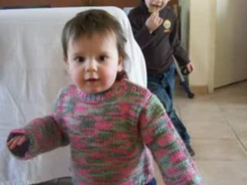 Chloé s'entraine a marcher