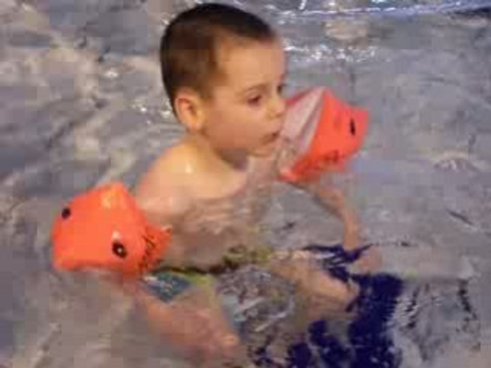 mathis a la piscine