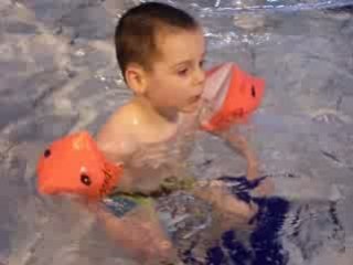 mathis a la piscine