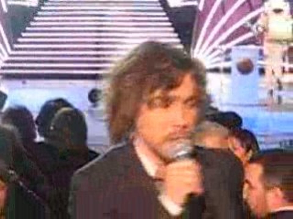 julien dore chante aux globes cristal