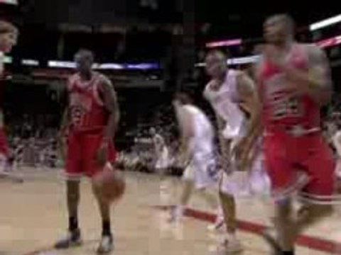 NBA Tracy McGrady finishes with authority against the Bulls