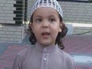 Pti garçon qui récite le coran