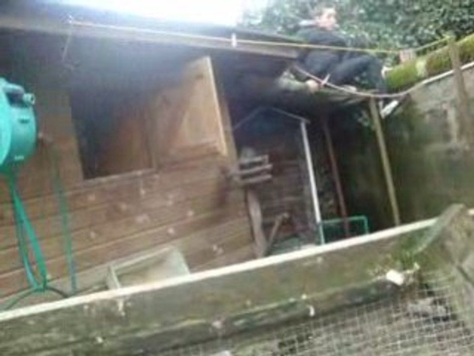 hugo sur la veranda de ces grands parents
