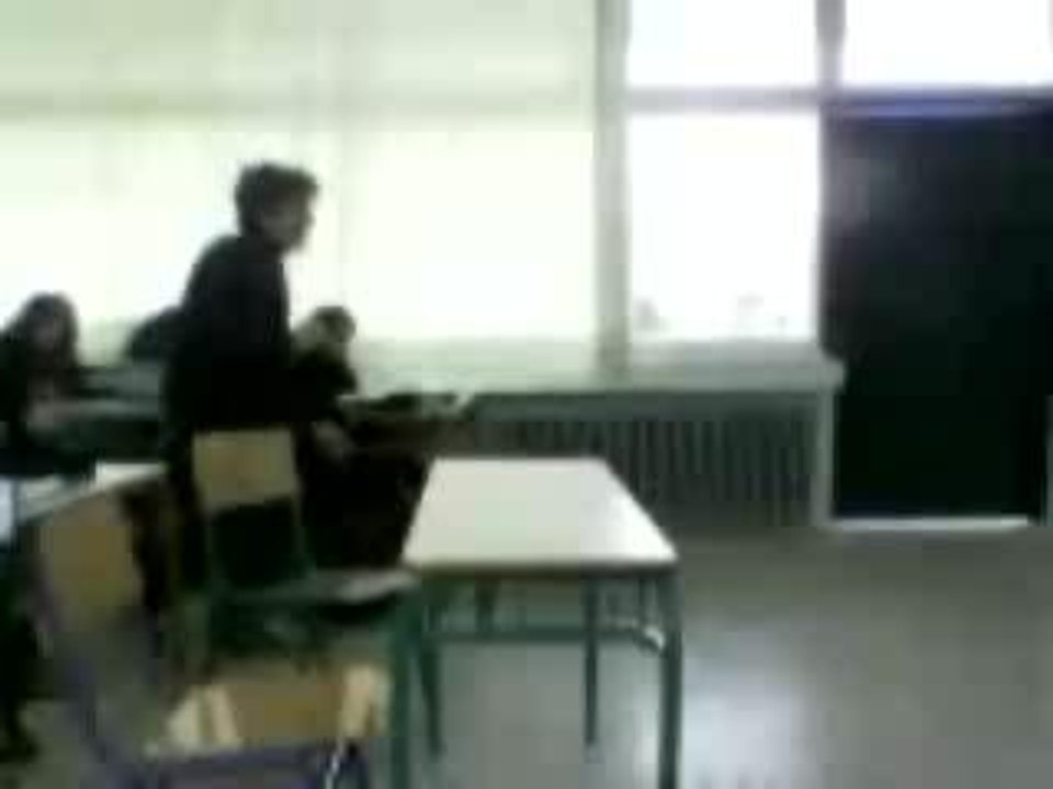 Un professeur perd son pantalon