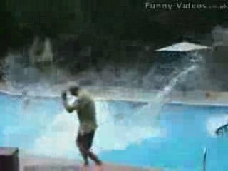 Sauter en vélo dans la piscine