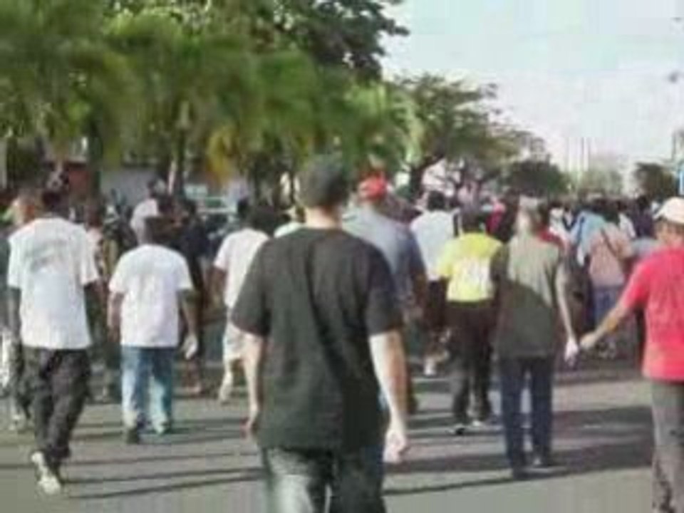 Manifestants guadeloupe ayant suivi dehors la négociation
