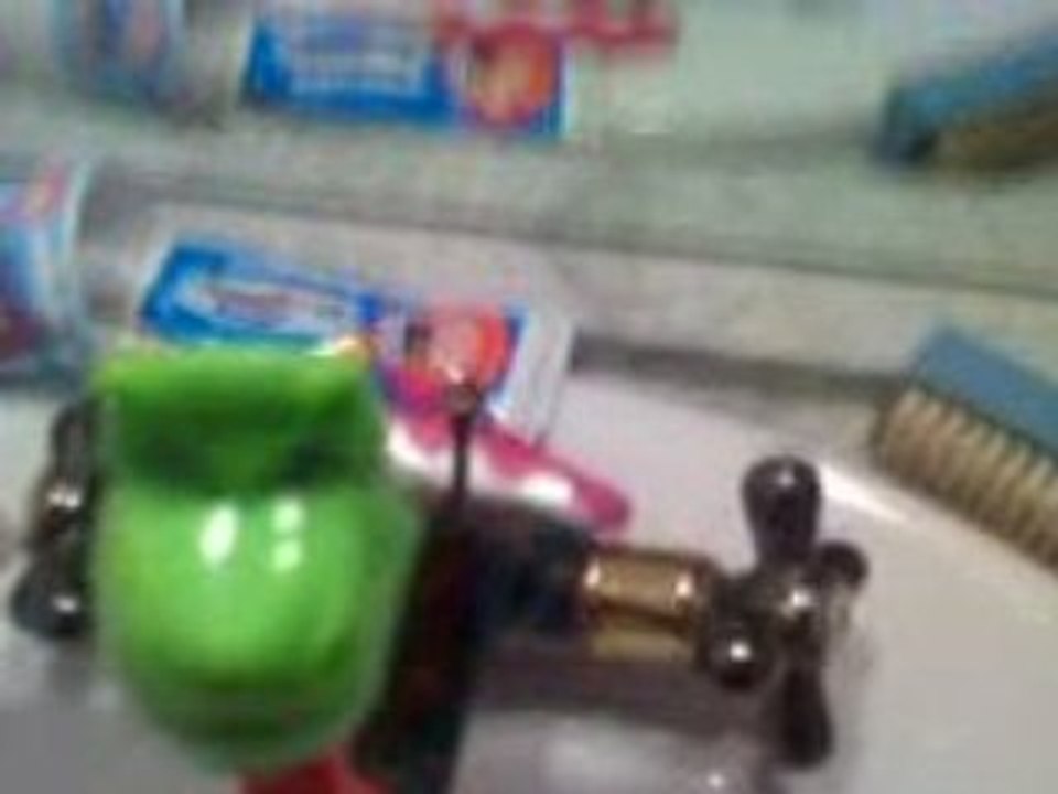 dino la brosse a dent dinosaure in the bathroom