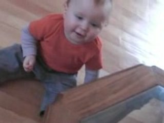Noé se met debout seul