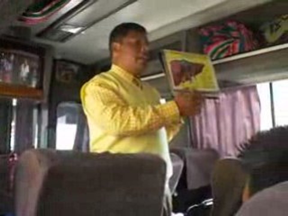 vendeur ambulant dans le bus