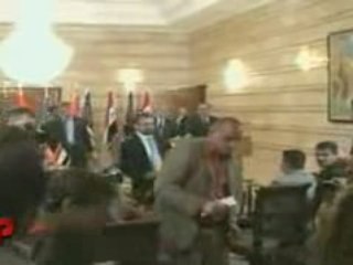 Bush se prend des chaussures dans la gueule