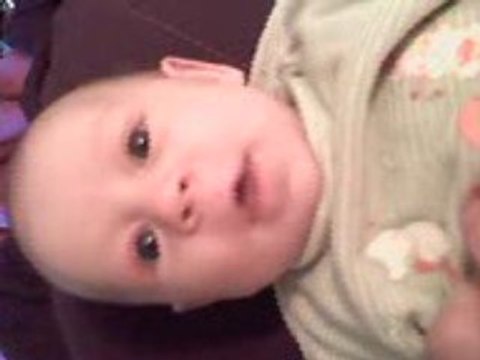 2mois 16jours bébé joyeux parle et sourit