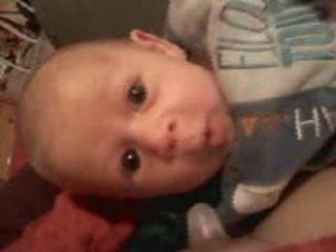 10avril 2mois bébé éveillé joue (val)