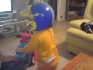 IL EN VEUT LE JEUNE!!!!!!!!LEO EN MODE BECANE