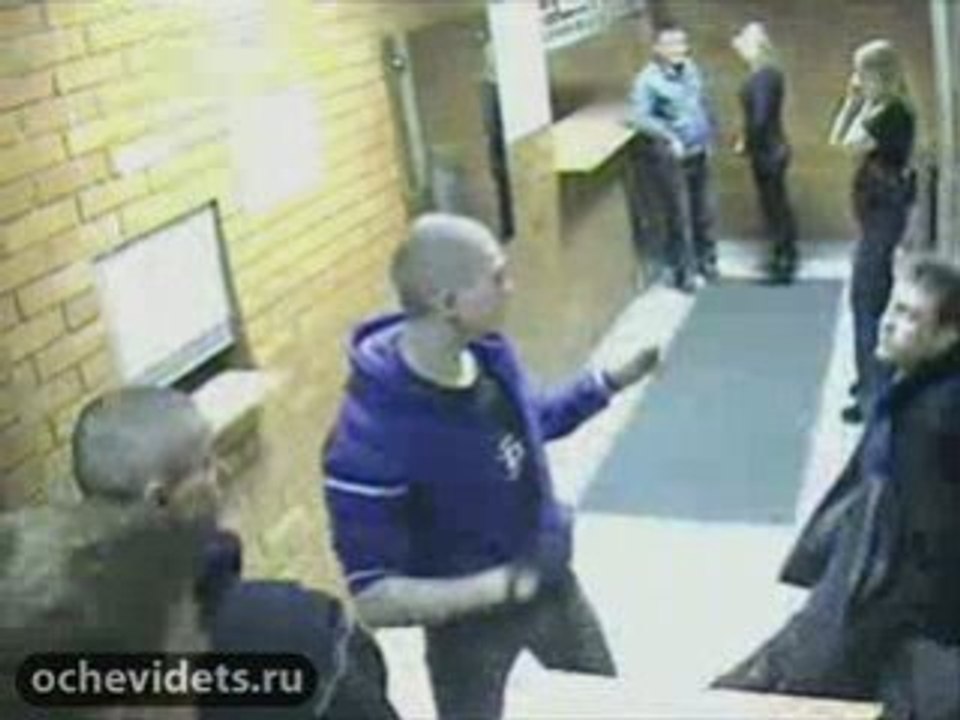 Вышибалы на работе. Или бандиты в баре.