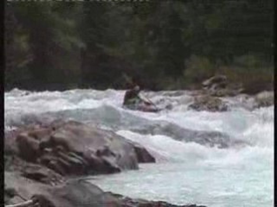 Próchno w kajaku - rzeka Rissbach Austria , "żebra" WW III