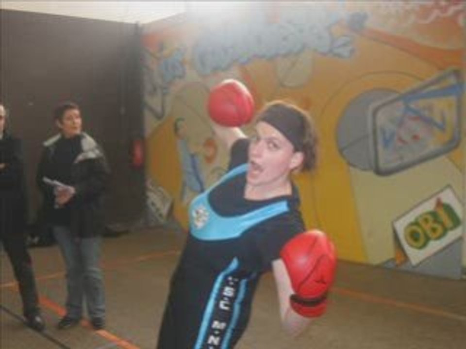 Les filles du MNM boxing section boxe française