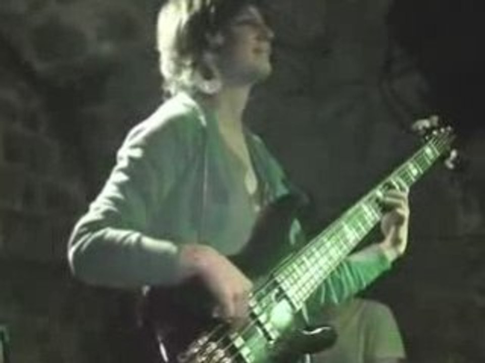 Bassiste Elise Blanchard-iPhone