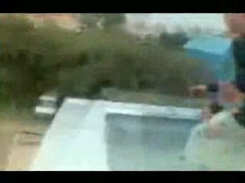 Régis veut sauter d'un toit ...