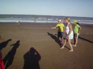 Daniel,Solange y Noelia Banay jugando al tejo