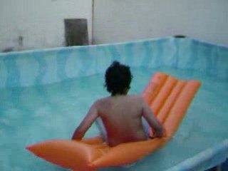 Daniel Banay en la pileta