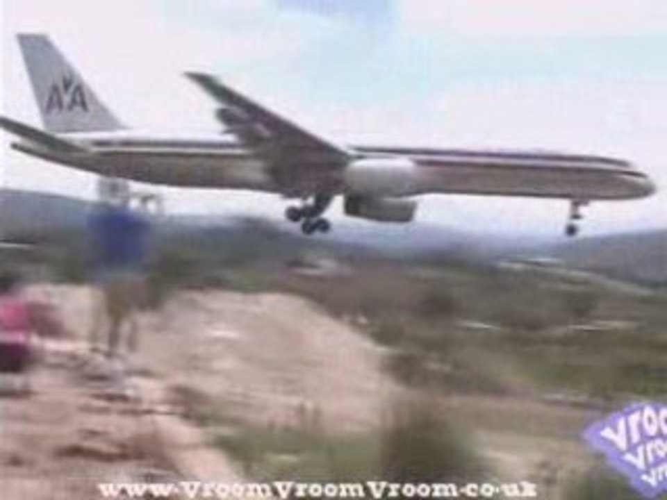 Incredible Landing on Airport