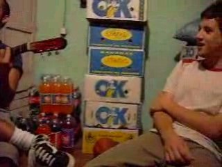 Claudio Cantando uno de sus de temas de campus niebla