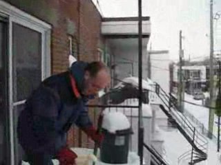 Krotoku déneige son balcon