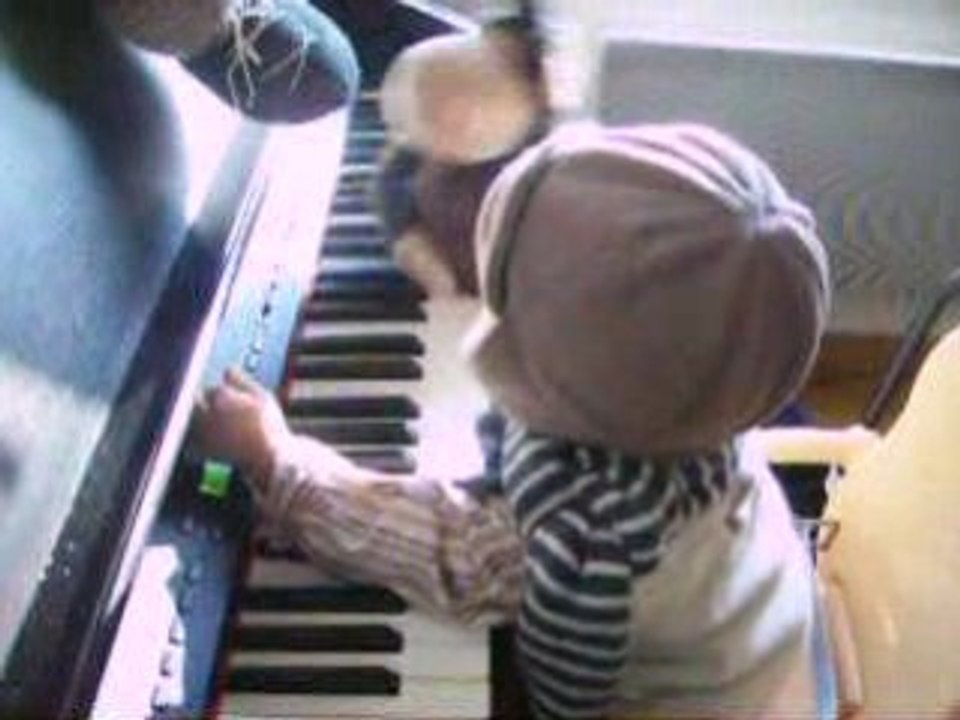 Axel et Bobo au piano