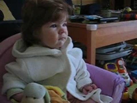 Manon regarde Petit Ours brun090208.avi