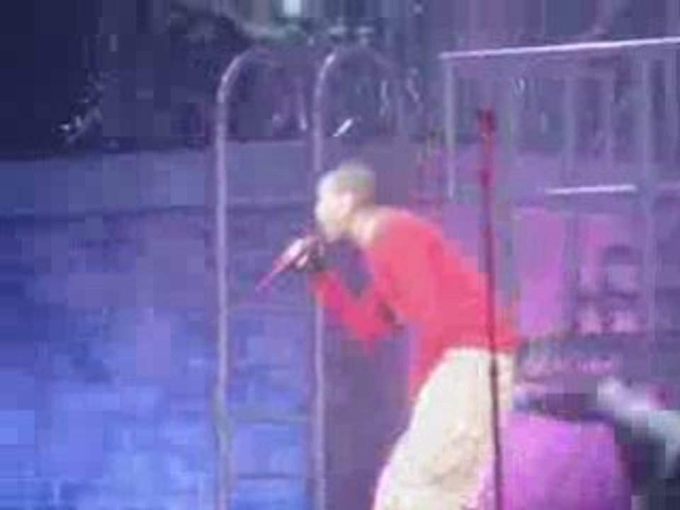 Chris Brown - Kiss Kiss