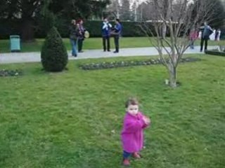 Bebe danse sur fond de zorna