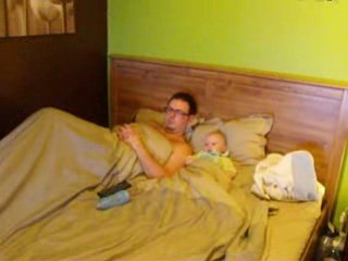 je regarde la télé avec papa