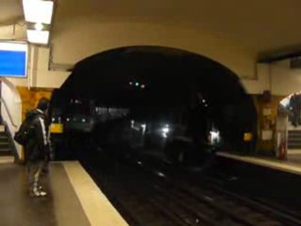 Le MF 67 F N°13507 arrivant à Bastille sur la ligne 5